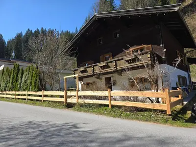 Das Gebäude in dem sich das Ferienhaus befindet
