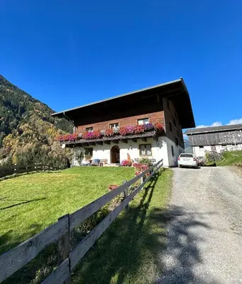 Ein allgemeiner Bergblick oder ein Berglick von des Bauernhofs aus