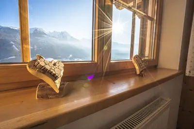Ein allgemeiner Bergblick oder ein Berglick von des Ferienhauses aus