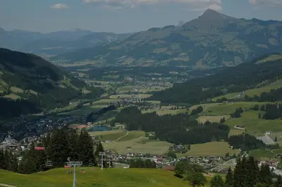 Ein allgemeiner Bergblick oder ein Berglick von der Ferienwohnung aus
