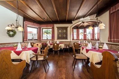 Ein Restaurant oder anderes Speiselokal in der Unterkunft Kaiserhotel Neuwirt