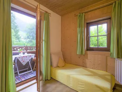 Ein Bett oder Betten in einem Zimmer der Unterkunft Apartment in Fügen near Hochzillertal Skiing