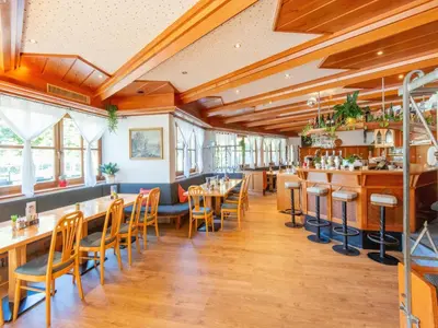 Ein Restaurant oder anderes Speiselokal in der Unterkunft Pretty Apartment in Oberau with Infrared Sauna