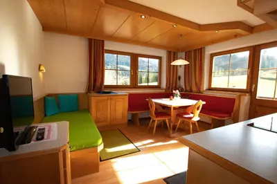 Ein Sitzbereich in der Unterkunft Ferienwohnung zum Mühltal