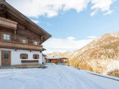 Ein allgemeiner Bergblick oder ein Berglick von des Ferienhauses aus