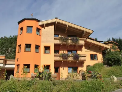 Das Gebäude in dem sich das Ferienhaus befindet