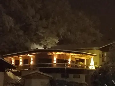 Das Gebäude in dem sich das Ferienhaus befindet