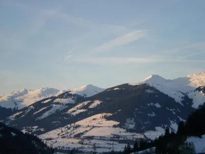 Ein allgemeiner Bergblick oder ein Berglick von des Bauernhofs aus