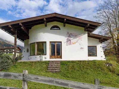 Das Gebäude in dem sich das Ferienhaus befindet