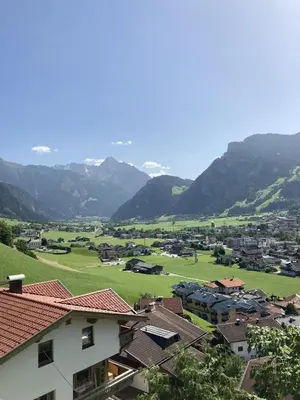 Ein allgemeiner Bergblick oder ein Berglick von der Ferienwohnung aus
