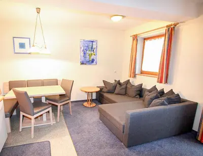 Ein Sitzbereich in der Unterkunft Ferienwohnung Königsleiten 2a - Top UG