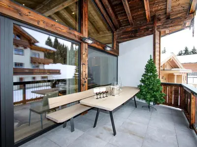 Ein Balkon oder eine Terrasse in der Unterkunft Chalet in Königsleiten near Ski Lift Zillertal