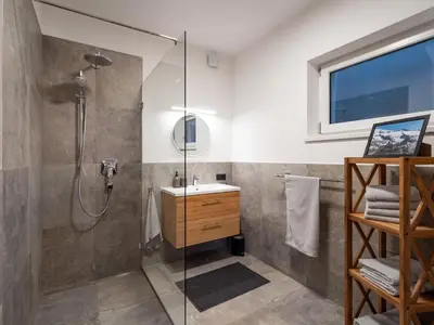 Ein Badezimmer in der Unterkunft Bergzeit Appartement