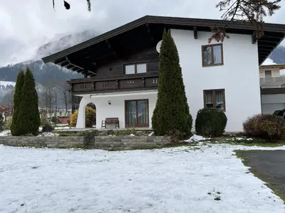 Ein allgemeiner Bergblick oder ein Berglick von des Ferienhauses aus