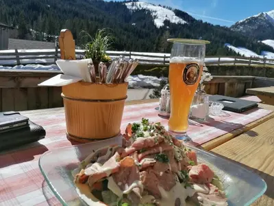 Ein allgemeiner Bergblick oder ein Berglick von der Ferienwohnung aus