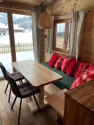 Ein Sitzbereich in der Unterkunft Chaleny - Das erste Tiny House Chalet im Zillertal