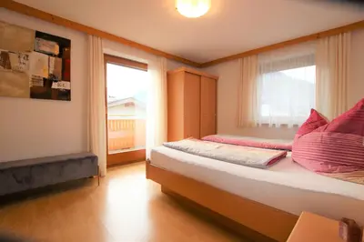 Ein Bett oder Betten in einem Zimmer der Unterkunft Raffeiner Ferienappartement Zillertal UDEZ100