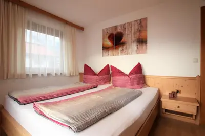 Ein Bett oder Betten in einem Zimmer der Unterkunft Raffeiner Ferienappartement Zillertal UDEZ100