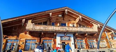 Das Gebäude in dem sich das Ferienhaus befindet