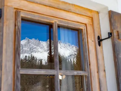 Ein allgemeiner Bergblick oder ein Berglick von des Ferienhauses aus