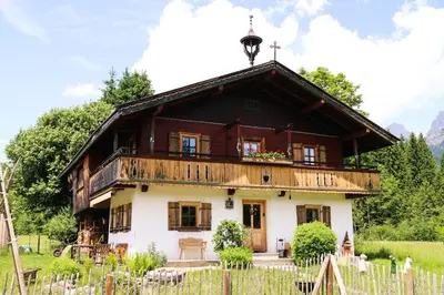 Das Gebäude in dem sich das Ferienhaus befindet