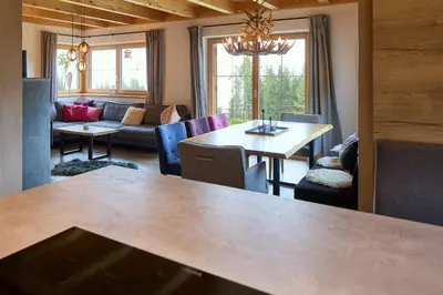 Ein Sitzbereich in der Unterkunft Filzsteinresort Chalets - Chalet 235