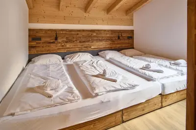 Ein Bett oder Betten in einem Zimmer der Unterkunft Filzsteinresort Chalets - Chalet 235