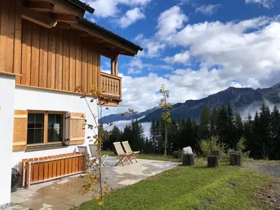 Ein allgemeiner Bergblick oder ein Berglick von des Ferienhauses aus