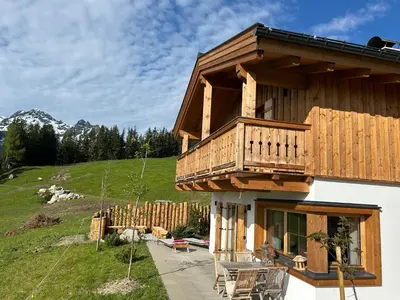 Das Gebäude in dem sich das Ferienhaus befindet