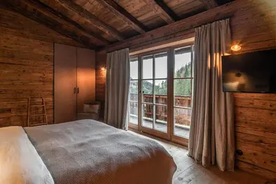 Ein Bett oder Betten in einem Zimmer der Unterkunft ChaletWK - Luxury old wood mountain chalet in a sunny secluded location with gym, sauna & whirlpool