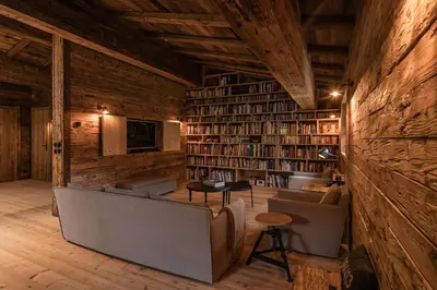 Ein Sitzbereich in der Unterkunft ChaletWK - Luxury old wood mountain chalet in a sunny secluded location with gym, sauna & whirlpool