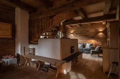 Ein Sitzbereich in der Unterkunft ChaletWK - Luxury old wood mountain chalet in a sunny secluded location with gym, sauna & whirlpool