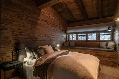 Ein Bett oder Betten in einem Zimmer der Unterkunft ChaletWK - Luxury old wood mountain chalet in a sunny secluded location with gym, sauna & whirlpool
