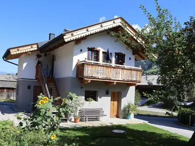 Das Gebäude in dem sich das Ferienhaus befindet