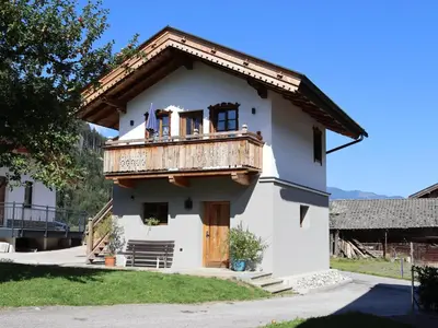 Das Gebäude in dem sich das Ferienhaus befindet