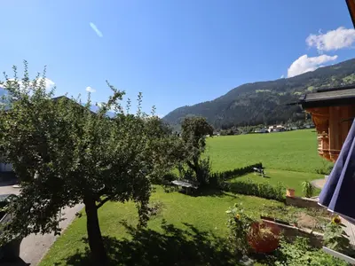 Ein allgemeiner Bergblick oder ein Berglick von des Ferienhauses aus