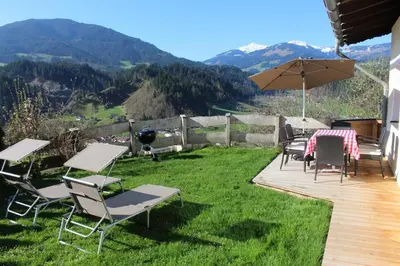 Ein allgemeiner Bergblick oder ein Berglick von des Bauernhofs aus