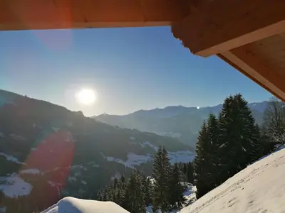 Ein allgemeiner Bergblick oder ein Berglick von des Chalets aus