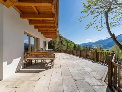 Ein allgemeiner Bergblick oder ein Berglick von des Chalets aus