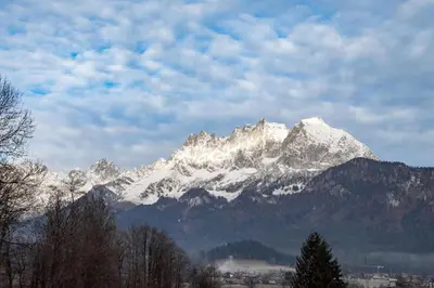 Ein allgemeiner Bergblick oder ein Berglick von des Ferienhauses aus