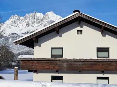Ein allgemeiner Bergblick oder ein Berglick von des Ferienhauses aus