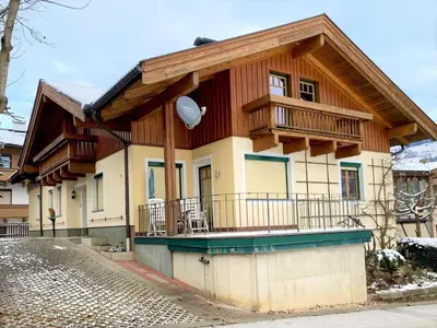 Das Gebäude in dem sich das Ferienhaus befindet