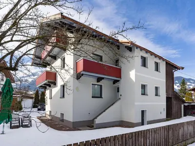 Das Gebäude in dem sich das Ferienhaus befindet