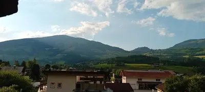Ein allgemeiner Bergblick oder ein Berglick von der Ferienwohnung aus