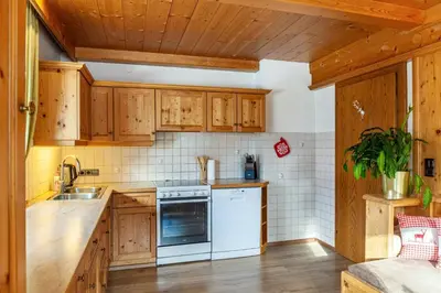 Küche/Küchenzeile in der Unterkunft Ferienwohnung Platzhirsch Panorama View Balkon, Gartensauna, Garten, Grillplatz