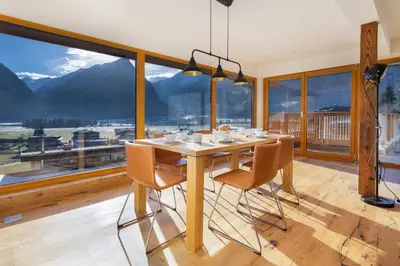 Ein allgemeiner Bergblick oder ein Berglick von der Pension aus