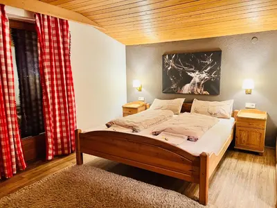 Ein Bett oder Betten in einem Zimmer der Unterkunft Ferienwohnung Gamsbock Panorama View Balkon, Gartensauna, Garten, Grillplatz