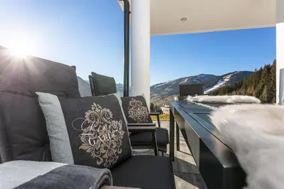 Ein allgemeiner Bergblick oder ein Berglick von des Aparthotels aus