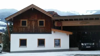 Ein allgemeiner Bergblick oder ein Berglick von des Bauernhofs aus