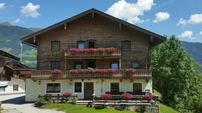Ein allgemeiner Bergblick oder ein Berglick von des Bauernhofs aus
